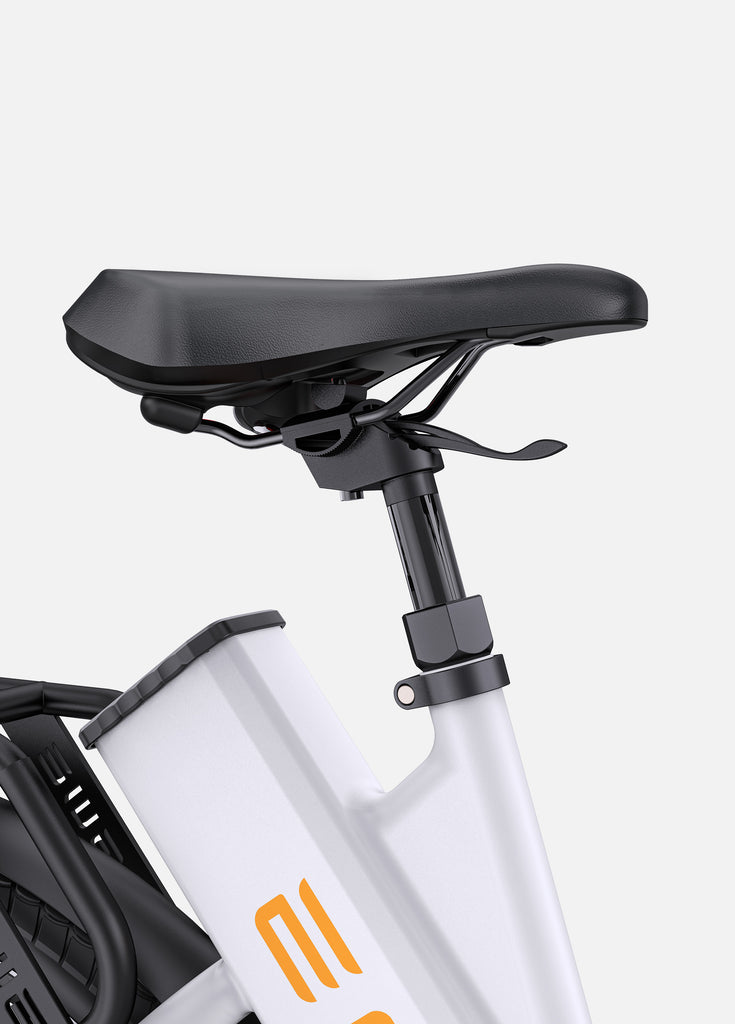 seat on white engwe p275 st urban e-bike